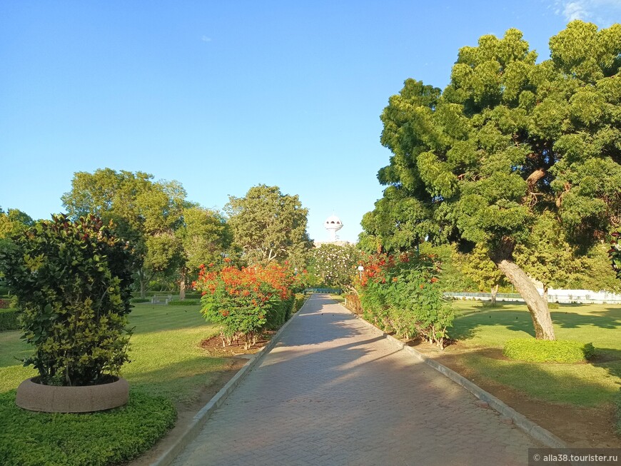 Оманский сенот, Дворец султана Кабуса и парк Риям
