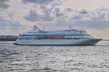 Круизный лайнер Astoria Grande не может выйти из Сочи в Турцию из-за сильного ветра