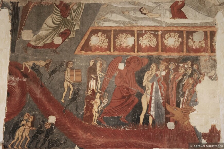 В соборе сохранились  и несколько старых фресок 13-14-го веков. Фрагмент фрески «Страшный суд» 13-го века. Предположительный автор - Ринальдо-да-Таранто. На ней есть много интересных эпизодов для разглядывания.