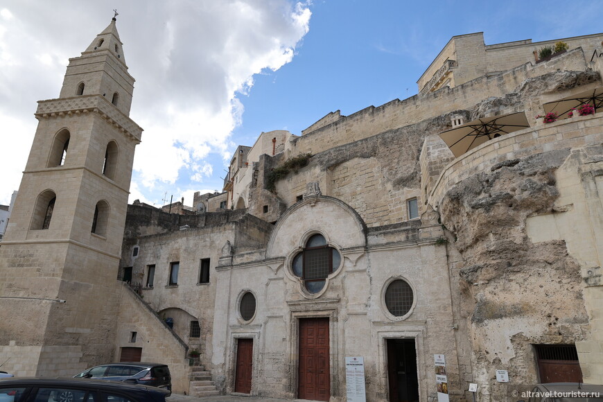 Первая церковь на этом месте появилась в 12-13-м веках, в последующие годы неутомимые местные жители расширяли пещеру во всех возможных направлениях. В результате к 18-му веку Сан-Пьетро-Барисано превратилась в трехнефную базилику с криптой, а снаружи в 1755 году ее закрыл пристроенный фасад с окном-розеткой.
