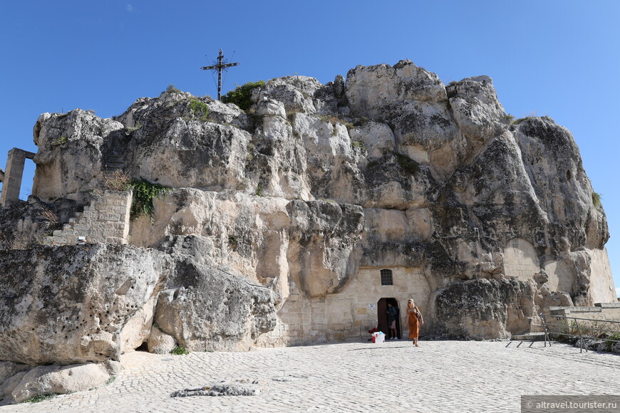 Скала Монтерроне, в которой разместились сразу две пещерные церкви.