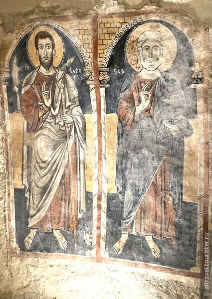 Внутри храма Сан-Джованни-ин-Монтерроне. Св.Иаков и Св.Петр (13-й век). Здесь интересны, в частности, архитектурные детали, в которые вписаны образы.