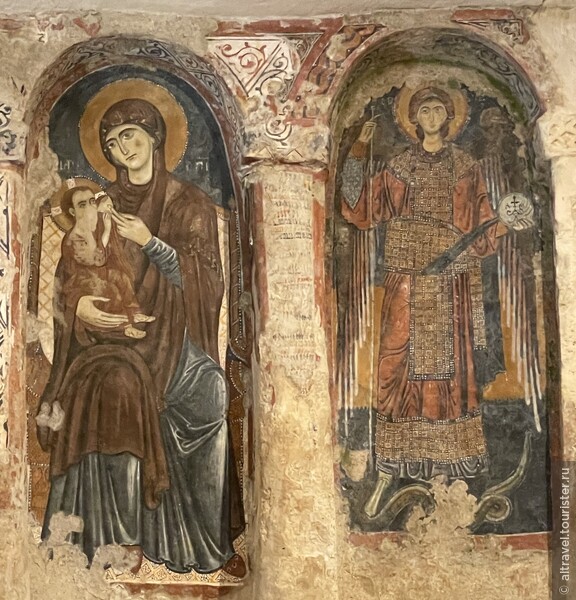Редкие фрески 13-го века в византийском стиле. Слева - Богоматерь Галактотрофуса («Кормящая Мадонна»), приписываемая руке Ринальдо-да-Таранто, который расписывал и Кафедральный собор Матеры. Справа - Архангел Михаил, попирающий змия, одетый в драгоценную тунику, какие носили в Византии.