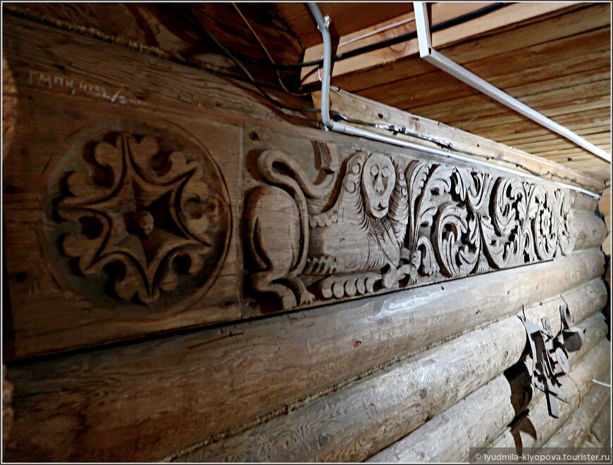Сени в доме Кориных украшены деревянной резьбой