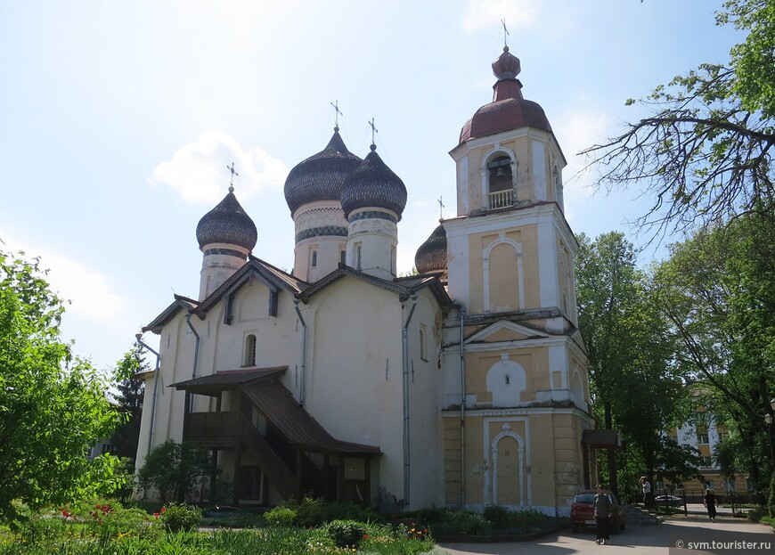 Церковь святого Великомученика Федора Стратилата на Щиркове.На Щиркове это означает древнюю улицу на которой строилась церковь в 13-м веке.
