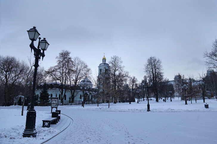 Зимой в Царицыно предлагаются пешие маршруты, лыжные прогулки и тюбинговые трассы