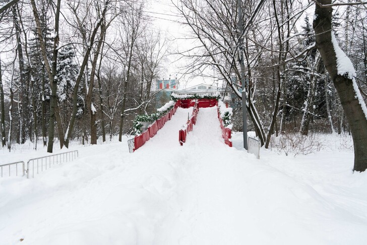 Снежная трасса в парке Сокольники