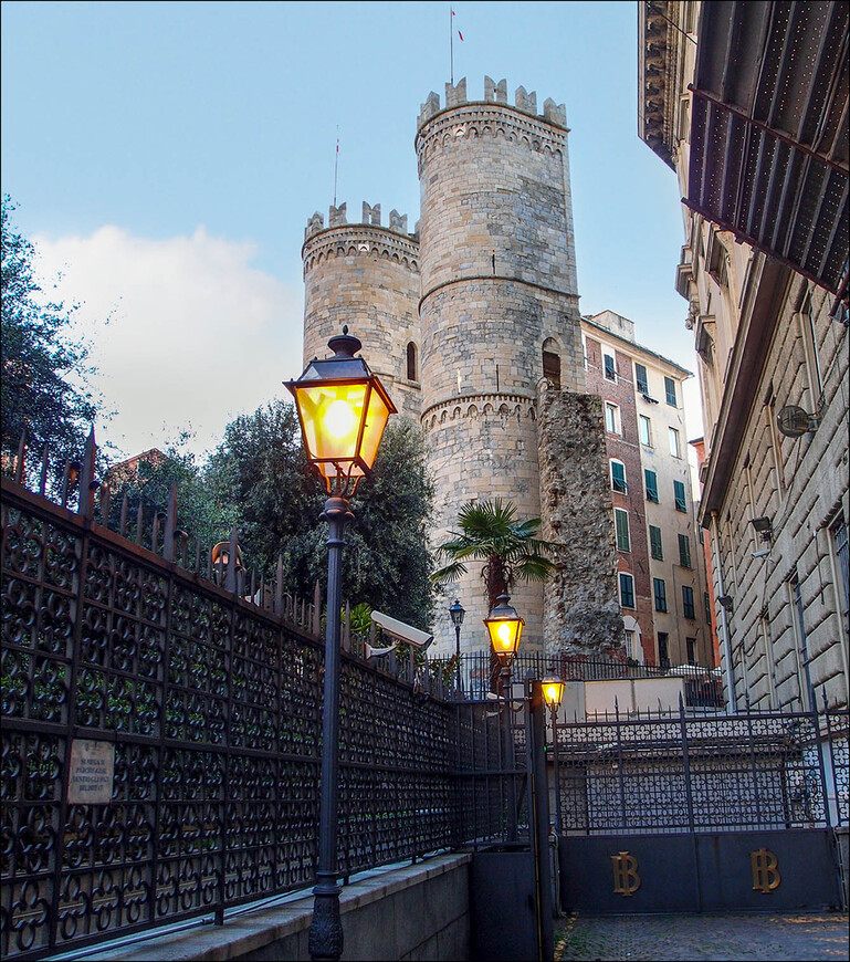 Вид на ворота Сопрана со стороны площади Данте (Piazza Dante)