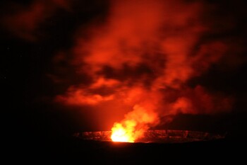 На Гавайях впервые за 38 лет извергаются сразу два крупных вулкана