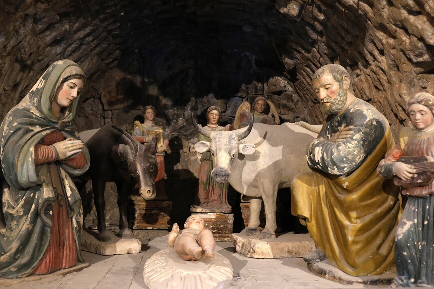 Сцена Рождества Христова из раскрашенного известняка. Автор - Альтобелло Персио. 1534. Дуомо в Матере. Эту скульптурную группу можно считать прототипом современных вертепов. 