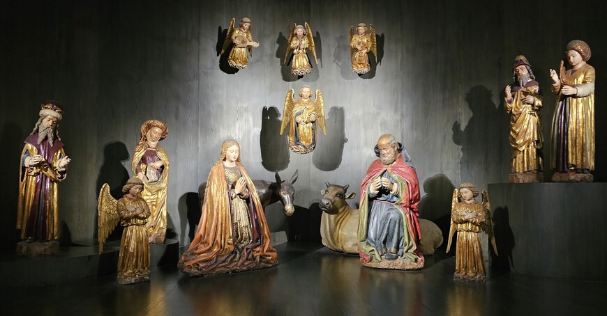 В 1478 году поставщик специй герцога Калабрийского заказал для  неаполитанской церкви Сан-Джованни-а-Карбонара деревянный вертеп с фигурами почти в натуральную величину, каждая из которых была отдельно вырезана, расписана и позолочена.  Фигур было 41 (сохранилось только 14), в том числе — одиннадцать овец и две собаки. Сейчас этот вертеп находится в Национальном музее Сан-Мартино в Неаполе.