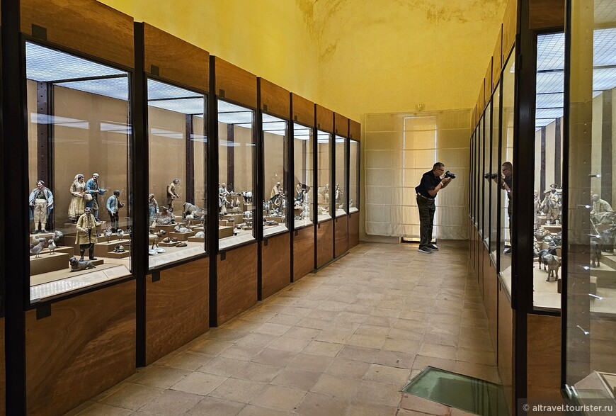 Витрины с персонажами королевских презепе. Национальный музей Сан-Мартино в Неаполе.