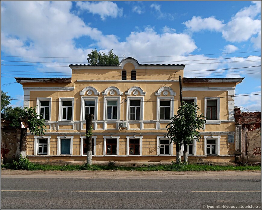 Усадьба (вторая пол. 19 в.) была построена фабрикантом Небурчиловым. 
