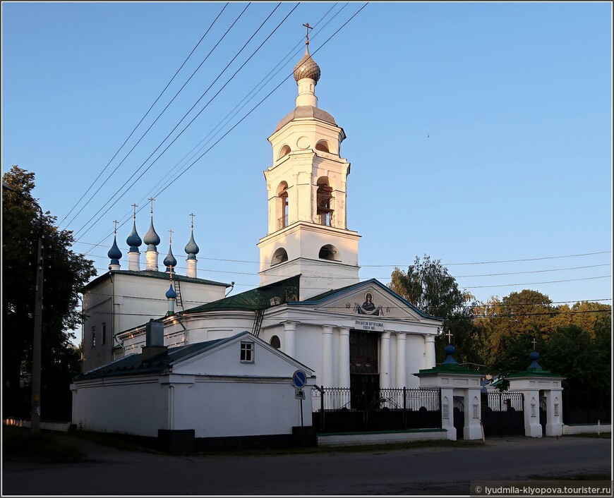 Церковь Покрова Пресвятой Богородицы. Колокольня была пристроена позже, в 1814 году, купцами Корниловыми.