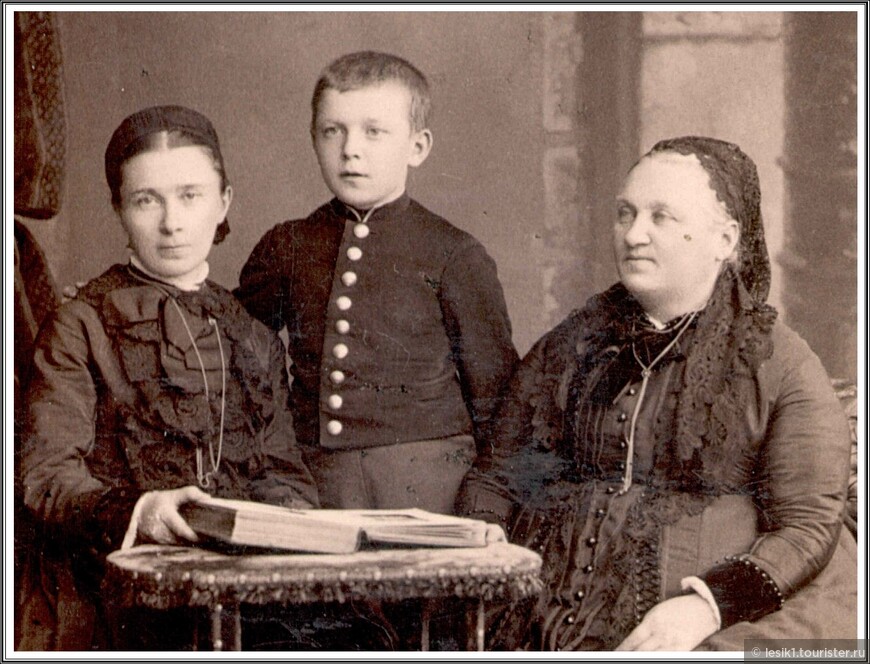 Екатерина Кирилловна Плотникова с сыном Александром и матерью Павлой Михайловной Шингаревой