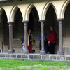 С туристами в монастырском дворике.