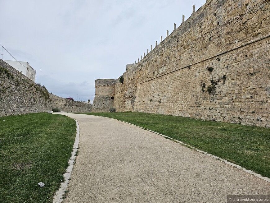 В 1480 г. в Отранто ещё не было таких стен, чтобы защитить город.