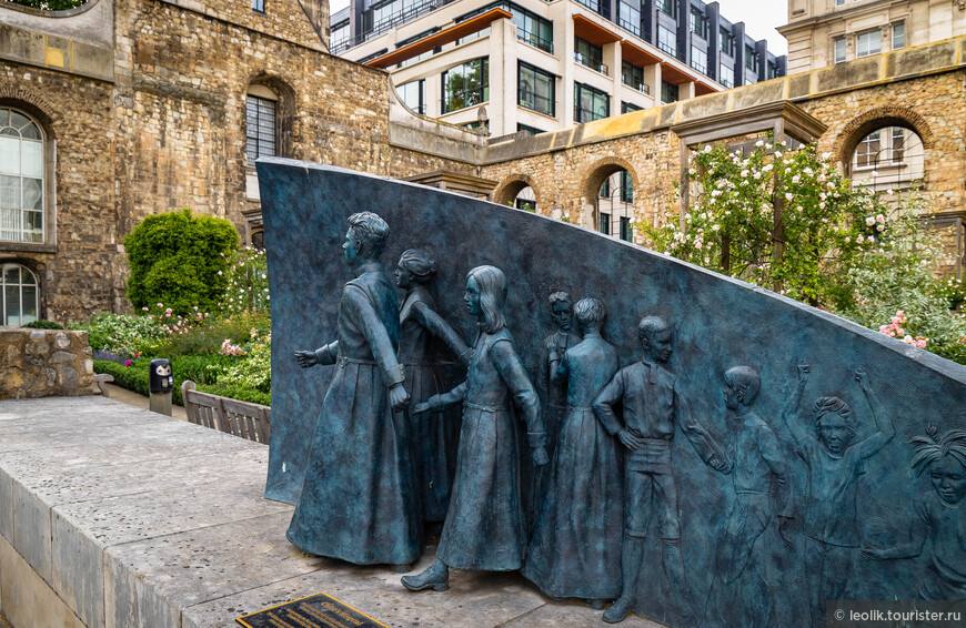 Бронзовая скульптура,спроектирована Эндрю Брауном, и в 2017 году была открыта в саду Крайстчерч Грейфрайарс.
