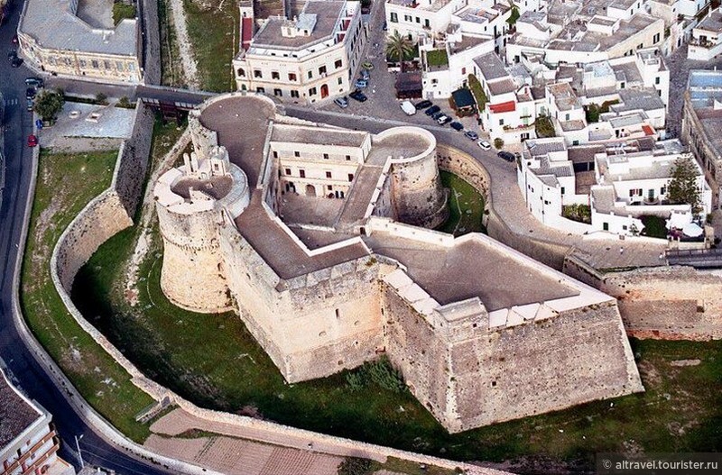 Замок Отранто - вид сверху. Фото из интернета.