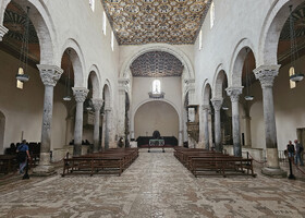 Изнутри собор является типичной трёхнефной раннехристианской базиликой, с двумя рядами колонн, увенчанных разномастными капителями.