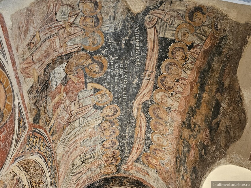 В своде левой апсиды уцелели уникальные византийские фрески 9-го века.