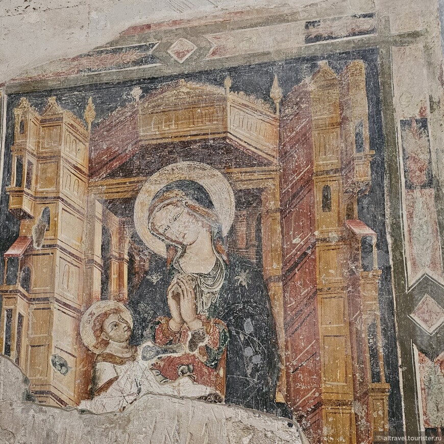 Мадонна с младенцем, 13-й век. Единственная сохранившаяся фреска собора.