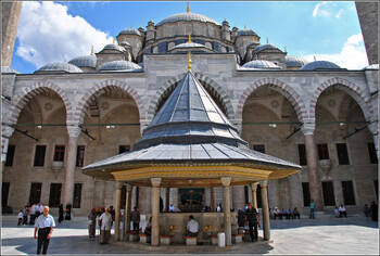 В мечети в центре Стамбула произошло нападение с ножом 