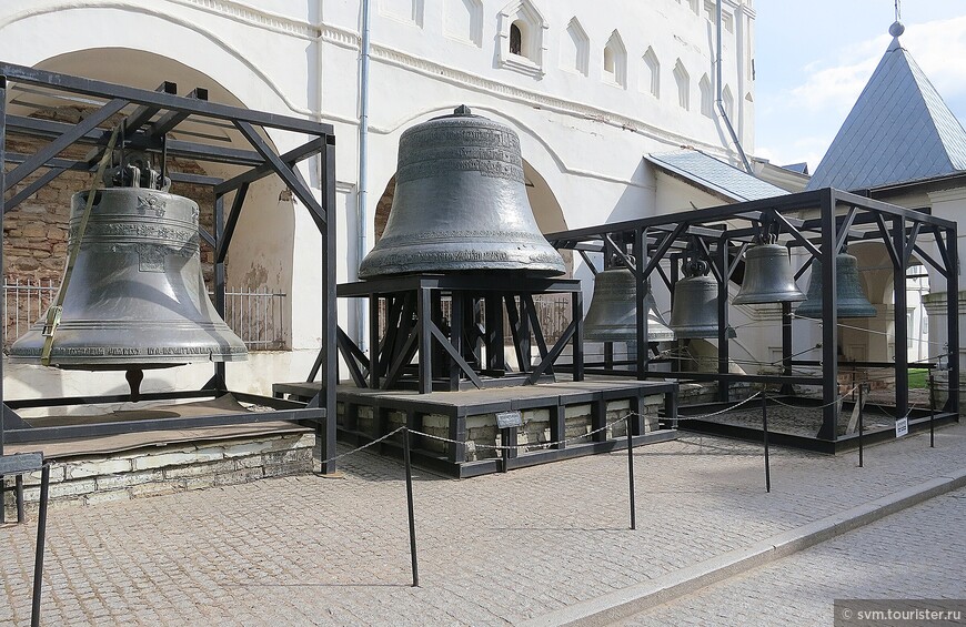 Бесплатная выставка древних колоколов возле Софийской звонницы.Периодически эти бронзовые красавцы излучают звон во время каких-либо праздников или фестивалей.