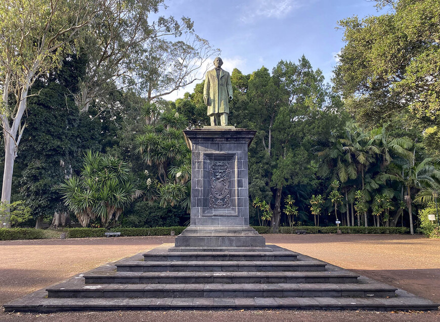 Памятник José do Canto в саду, названном в его честь