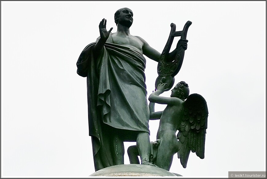 Памятник М.В, Ломоносову. Здесь он представлен в необычном для нас виде — одетого в античную тогу. Памятник сооружен скульптором И. П. Мартосом в 1826 — 1829 годах.