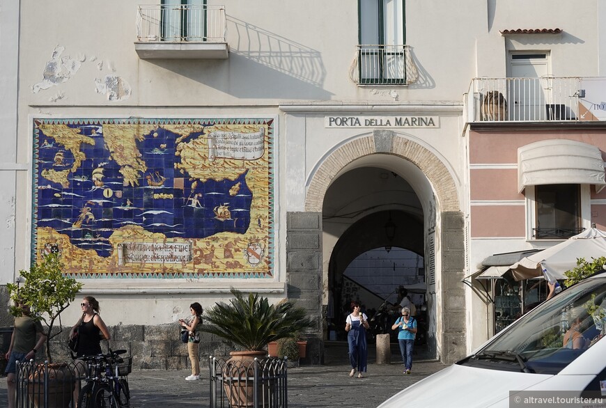 Вход в город - через Морские ворота (Porta della Marina), слева от которых на стене  - выложенное изразцами панно с картой Восточного средиземноморья - области торговых интересов Амальфитанского государства.