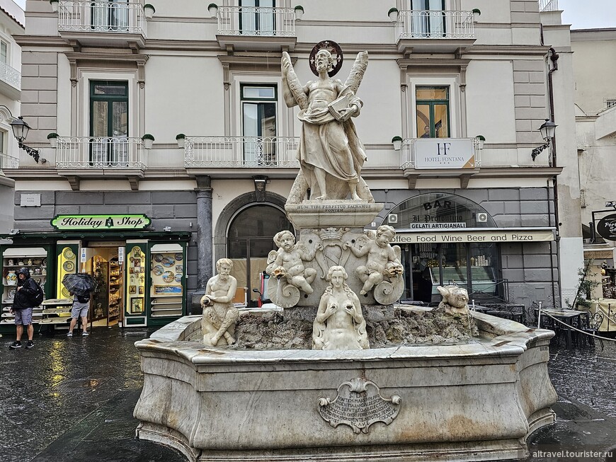 На площади Piazza Duomo перед собором стоит памятник Св.Андрею (1760), обнимающему диагональный крест, на котором его распяли.
