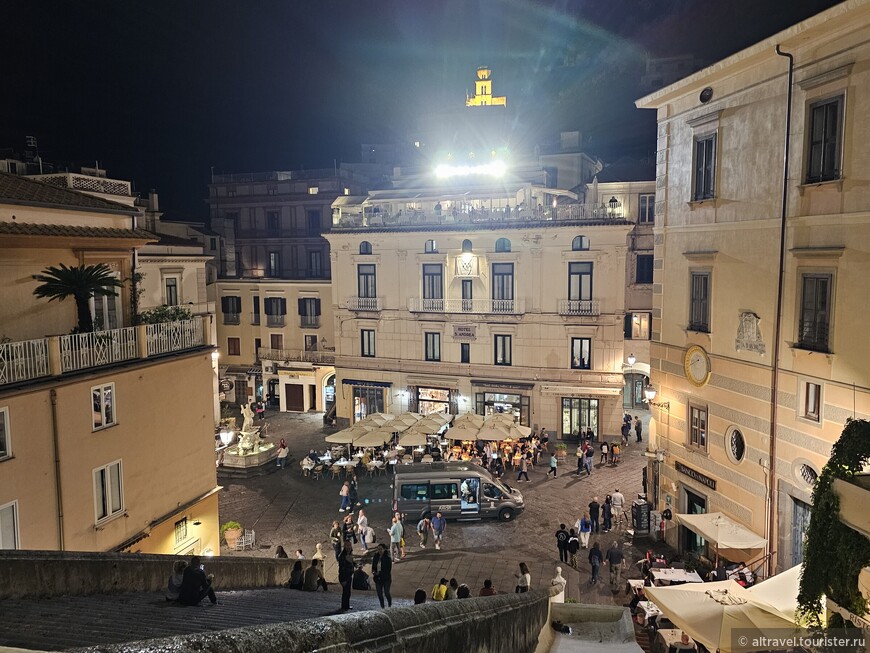 Вид на Piazza Duomo вечером. Микроавтобус внизу - единственный общественный транспорт Амальфи, курсирующий вверх-вниз по его главной улице Via Lorenzo D'Amalfi.