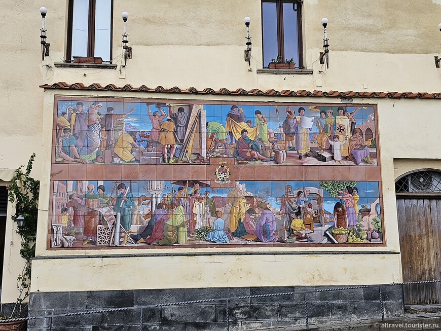 На стене дома изображены сцены жизни в Амальфи в бытность его морской республикой.