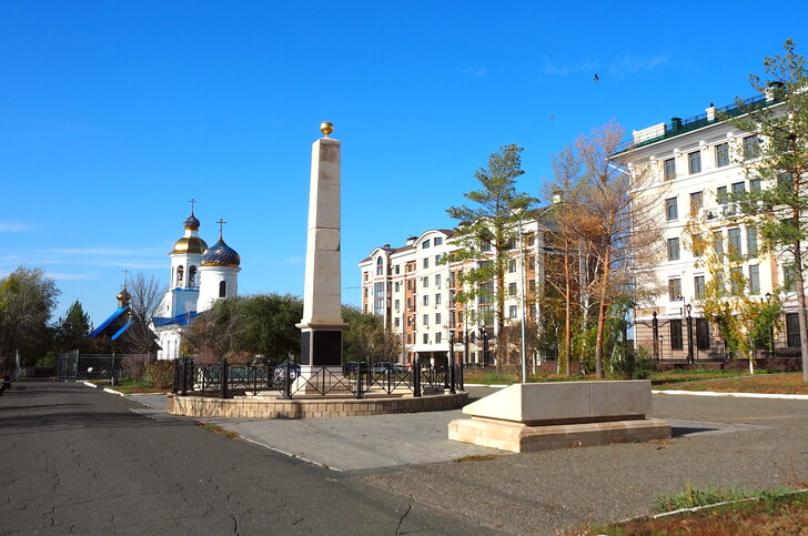 Введенская церковь и «Памятник освобождения города от воинского постоя» на Пушкинском бульваре