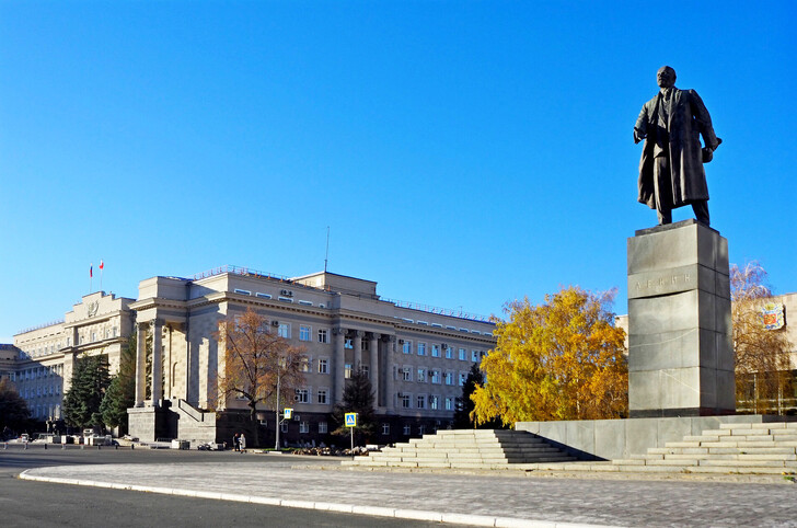 Здание Правительства Оренбургской области и памятник В.И. Ленину
