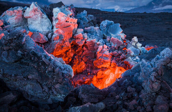 В Исландии лава из извергающегося вулкана достигла жилых домов 