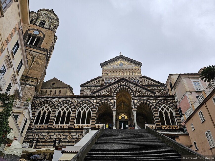 Слева от главного здания собора видно верхушку базилики 9-го века, его самой древней части, где сейчас находится  Епархиальный музей.