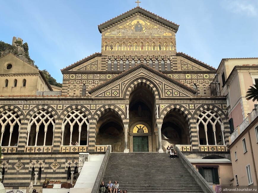 Фасад собора был перестроен в 1891 году после того, как первоначальный обрушился. Он сделан из разноцветного мрамора и камня с открытыми арками и воспроизводит фасад 13-го века в нормано-византийском стиле.