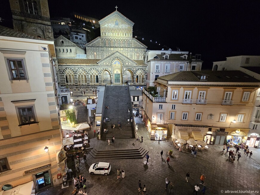 Вид на собор и соборную площадь (Piazza Duomo) с верхнего этажа отеля напротив.
