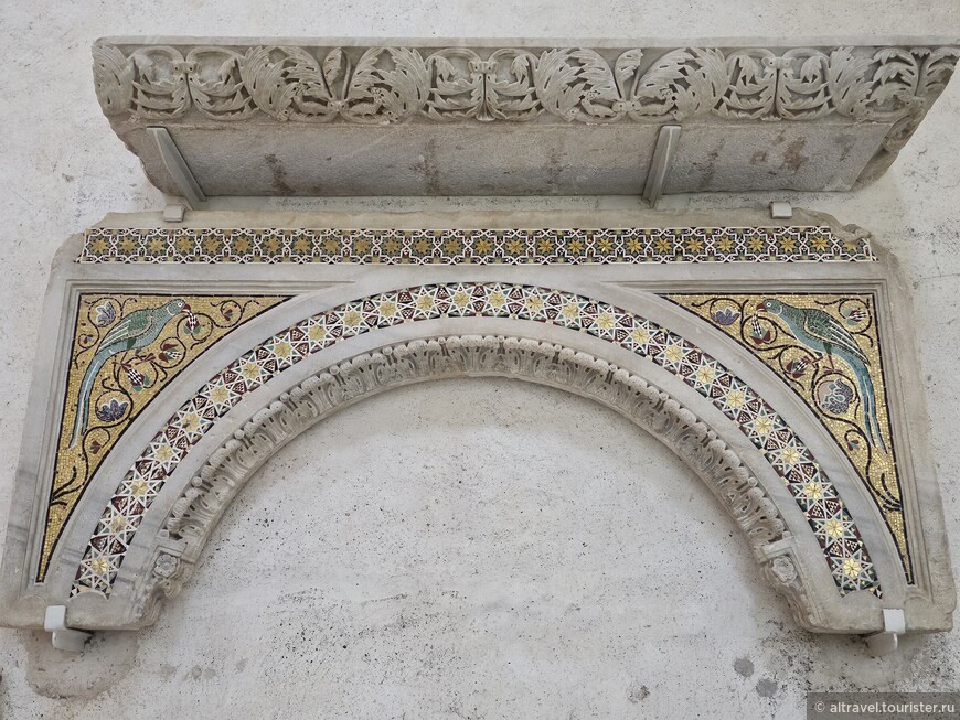 Амвоны были украшены мраморной мозаикой в стиле работ римской мастерской Космати. Мастера этой семьи в 12-14 веках нарезали остатки античных мраморов на мелкие кусочки и выкладывали из них мозаики с красивыми геометрическими рисунками, обычно напольные. Амвоны Амальфи, правда, украшали не сами Космати, но их местные последователи.