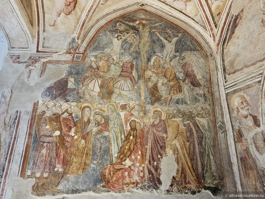 В другой капелле уцелела фреска, приписываемая Роберто д’Одеризио  (школа Джотто, середина 14-го века). На ней изображено Распятие со скорбящей Богоматерью, Иоанном Богословом и Марией Магдалиной в окружении солдат в анжуйских доспехах.