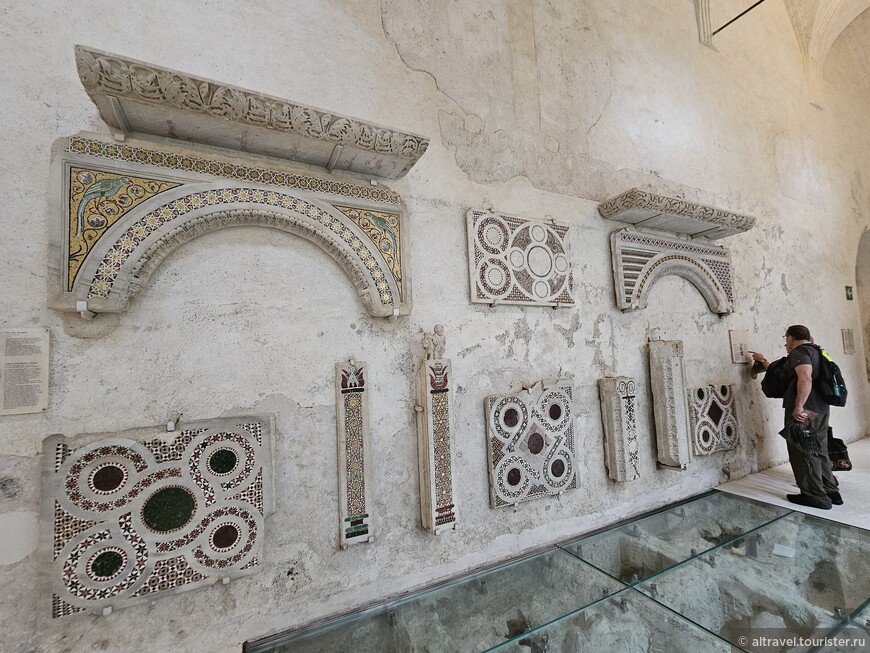 В Райском дворике хранятся фрагменты двух амвонов 12-го века, когда-то находившихся в соборе, но разобранных в ходе его реконструкции в 1700-х годах.