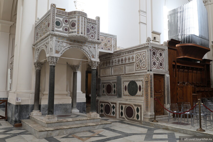Вот так выглядели эти амвоны (кафедры для чтения Священного писания) будучи целыми. Они сохранились в соборе города Салерно, где и была сделана эта фотография.