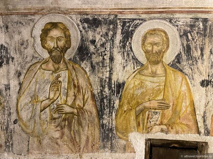 Фрагмент фрески начала 15-го века с двумя святыми. Персонажи неизвестны, но лики очень выразительны.