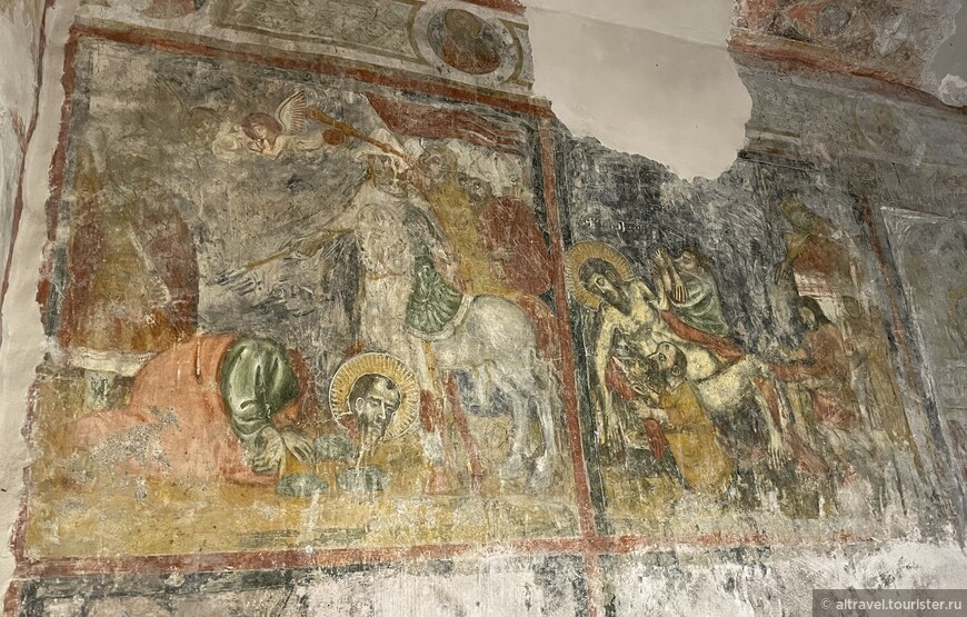 Тоже фрески 15-го века с двумя душераздирающими сюжетами: обезглавливают св.Павла (слева) и сдирают кожу со св.Варфоломея (справа).

