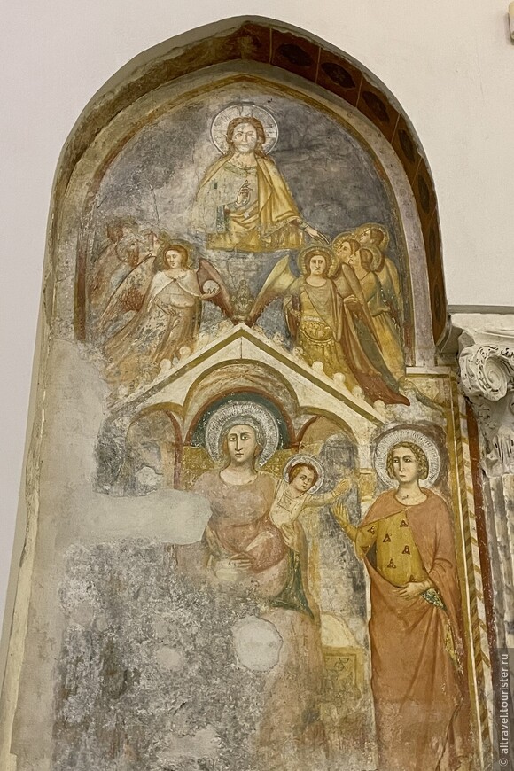 Фреска 14-го века с двумя сюжетами: наверху - Апокалипсис, внизу - Таинственное обручение св.Екатерины. 