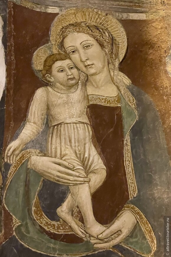 Трогательная Мадонна с Младенцем начала 15-го века, похожая на мадонн сиенской школы.
