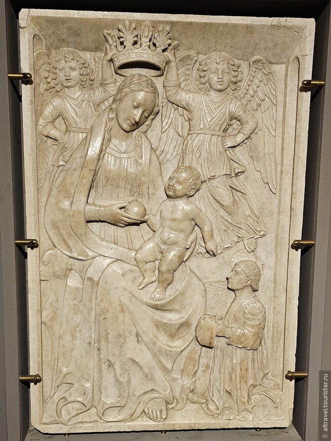 Искусно выполненный мраморный барельеф 15-го века с образом «Мадонны Снежной» (Madonna della Neve), связанный с приписываемым Богоматери чудом выпадения снега в Риме в августе 358 г. 