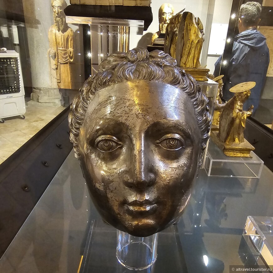 Реликварий св.Екатерины Александрийской в виде женской головы. 15-й век, серебро.